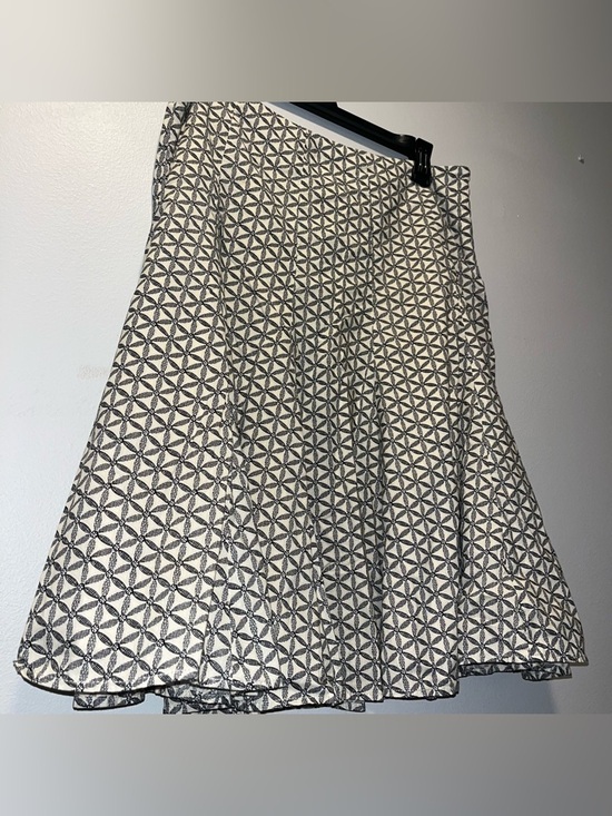 GAP Dresses & Skirts - EUC Classic GAP A-Line Cream and Black Geometric Skirt - Size 4